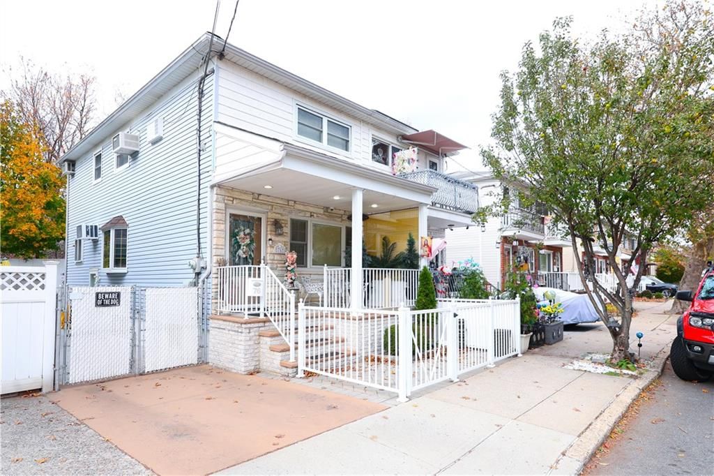 Photo of 76 Railroad Avenue, Staten Island, NY 10305 (MLS # 499746)