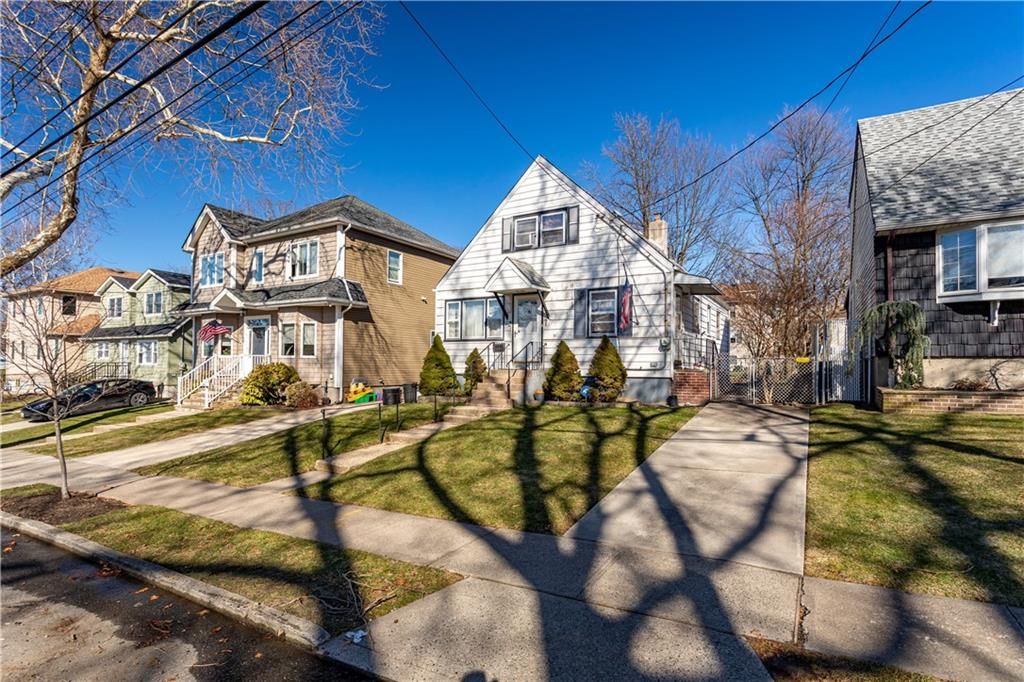 Photo of 257 Mountainview Avenue, Staten Island, NY 10314 (MLS # 499515)