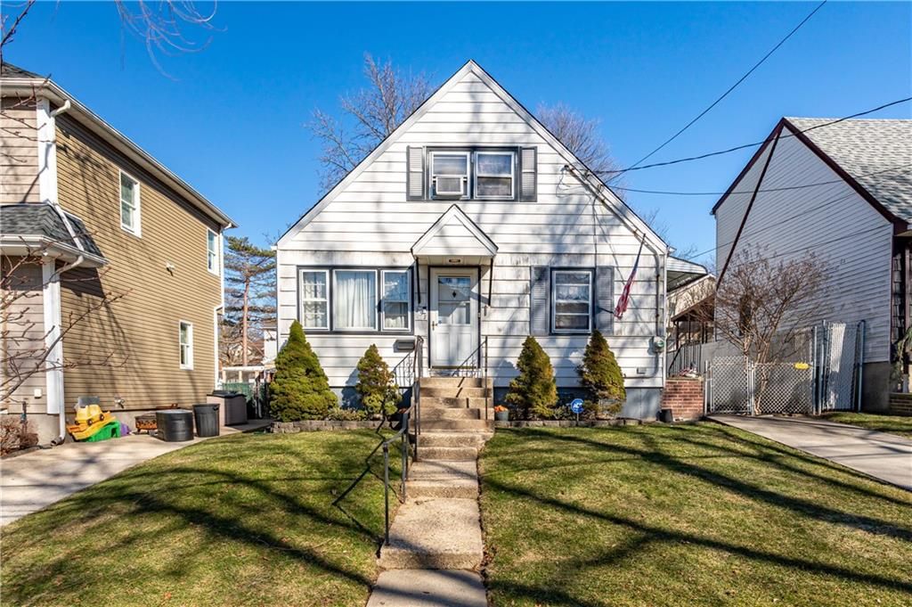 Photo of 257 Mountainview Avenue, Staten Island, NY 10314 (MLS # 499515)