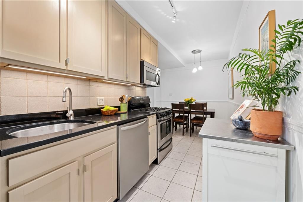 385 Argyle Road #4A, Brooklyn, New York image 9