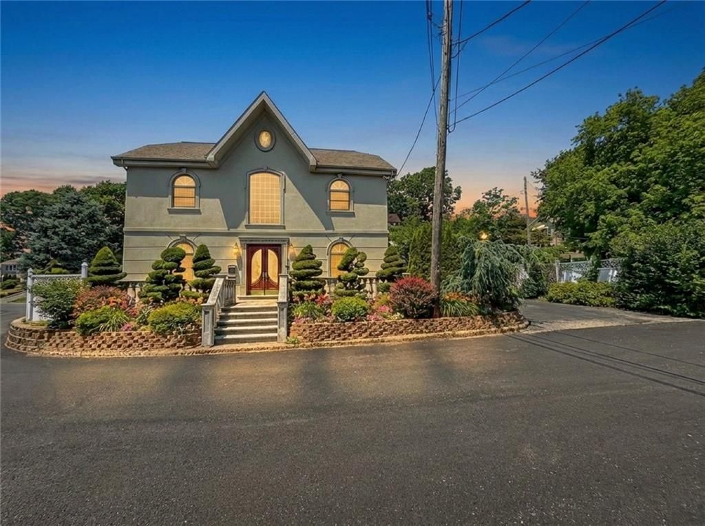 Photo of 39 Hasbrouk Road, Staten Island, NY 10304 (MLS # 498371)