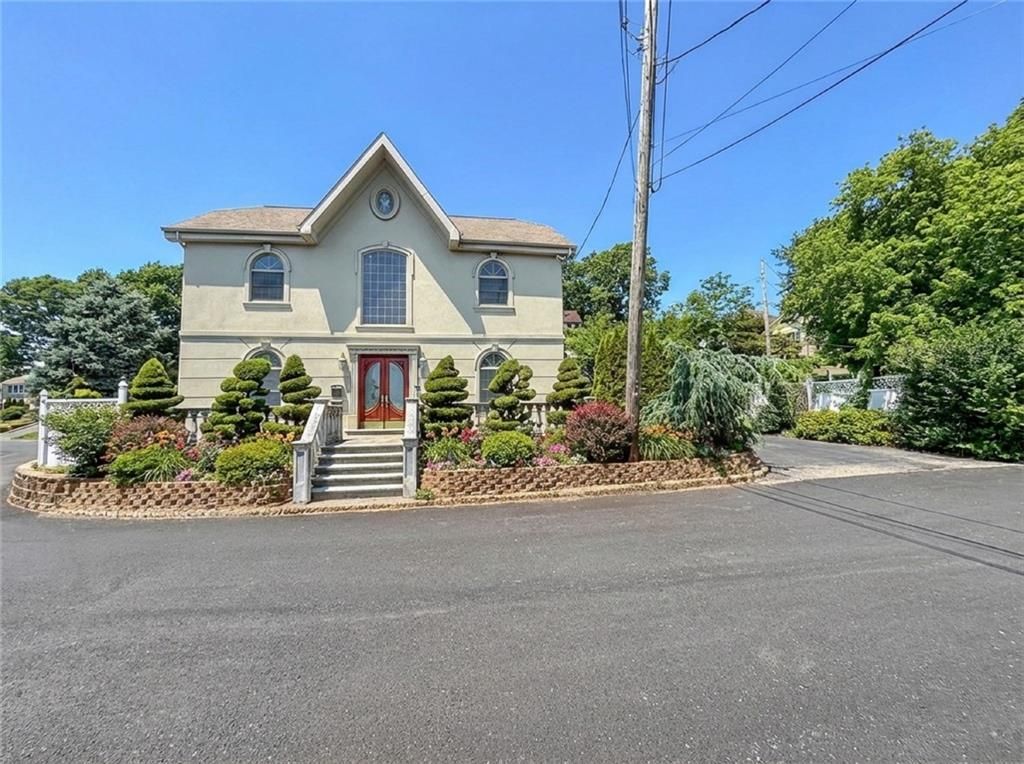 Photo of 39 Hasbrouk Road, Staten Island, NY 10304 (MLS # 498371)