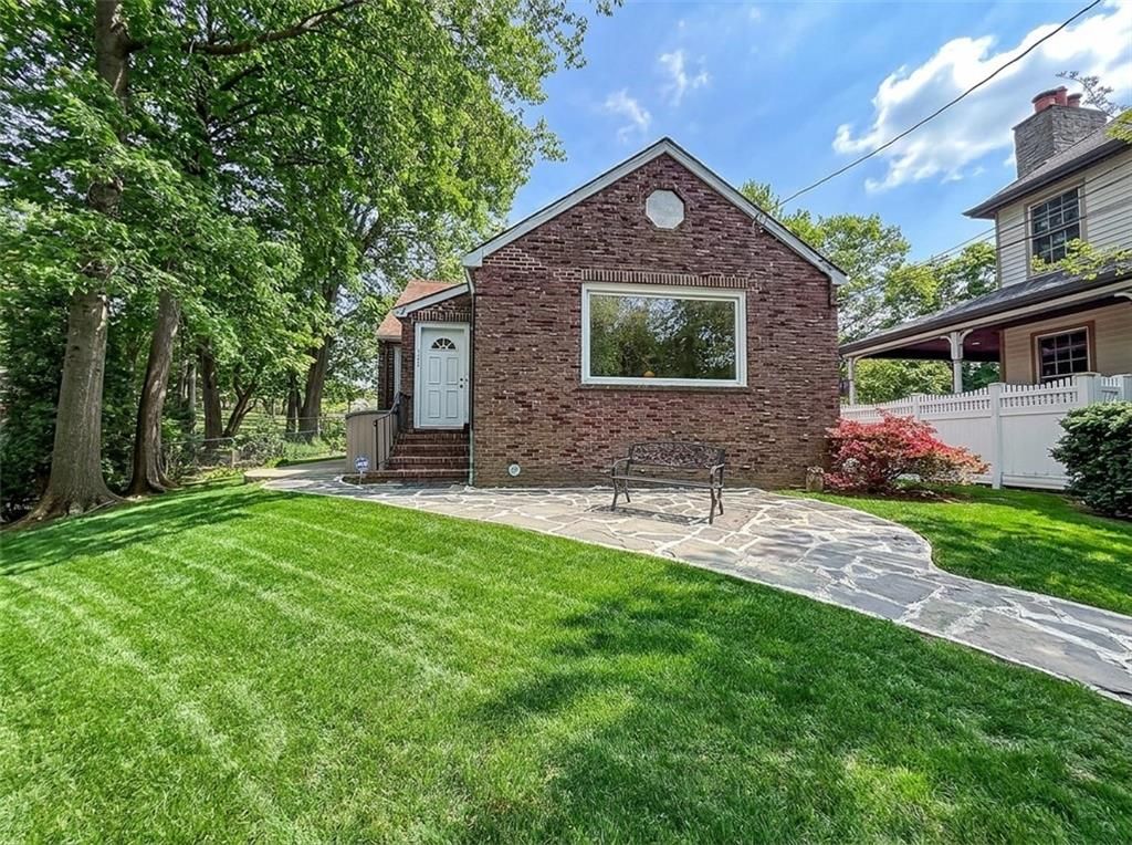 Photo of 125 Sea Gate Road, Staten Island, NY 10305 (MLS # 500532)