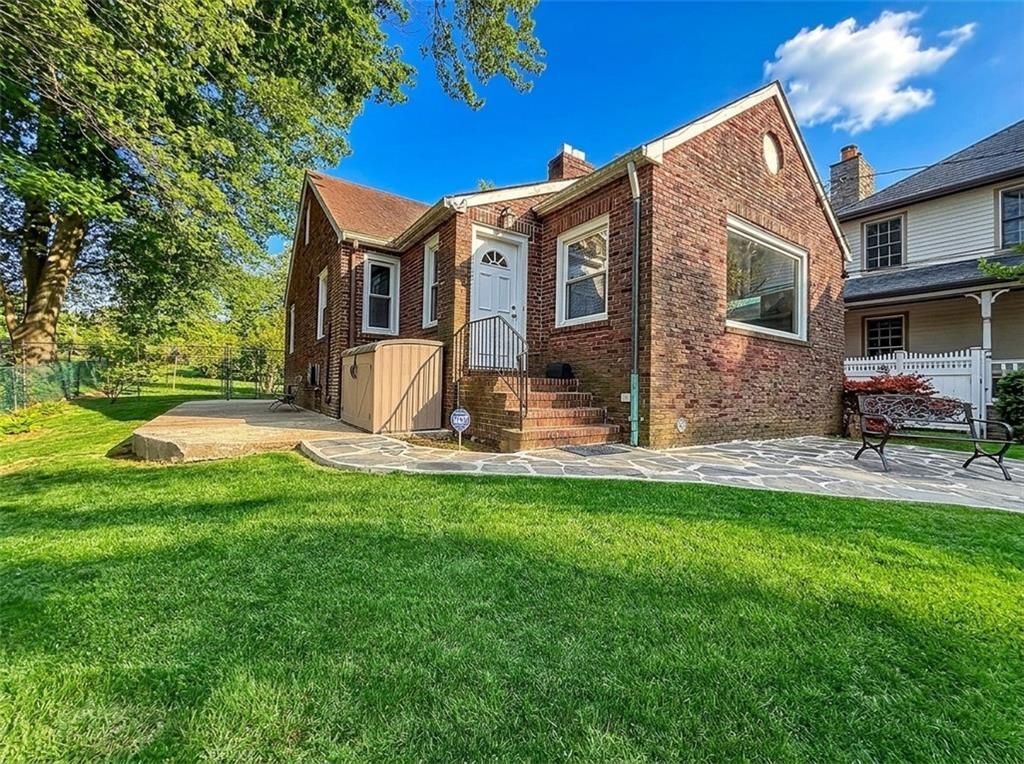 Photo of 125 Sea Gate Road, Staten Island, NY 10305 (MLS # 500532)