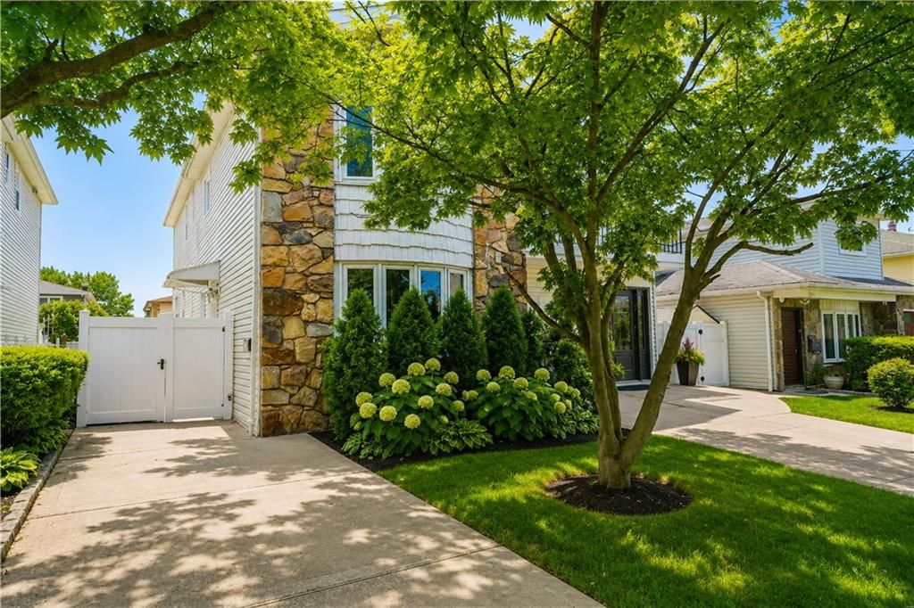 Photo of 750 Klondike Avenue, Staten Island, NY 10314 (MLS # 501573)