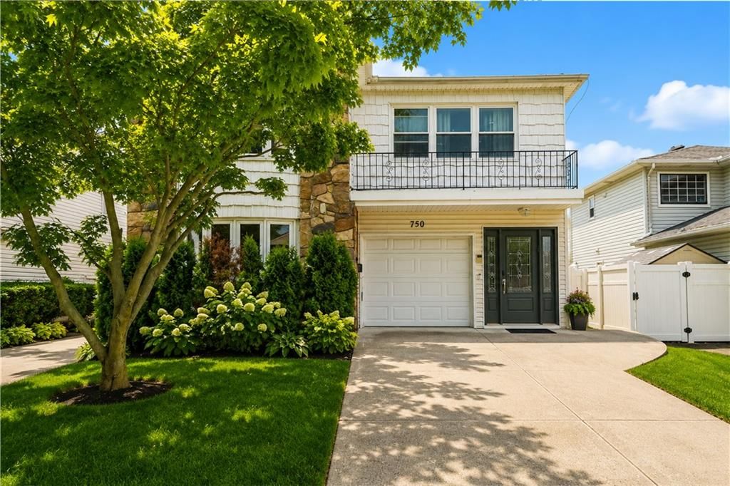 Photo of 750 Klondike Avenue, Staten Island, NY 10314 (MLS # 501573)