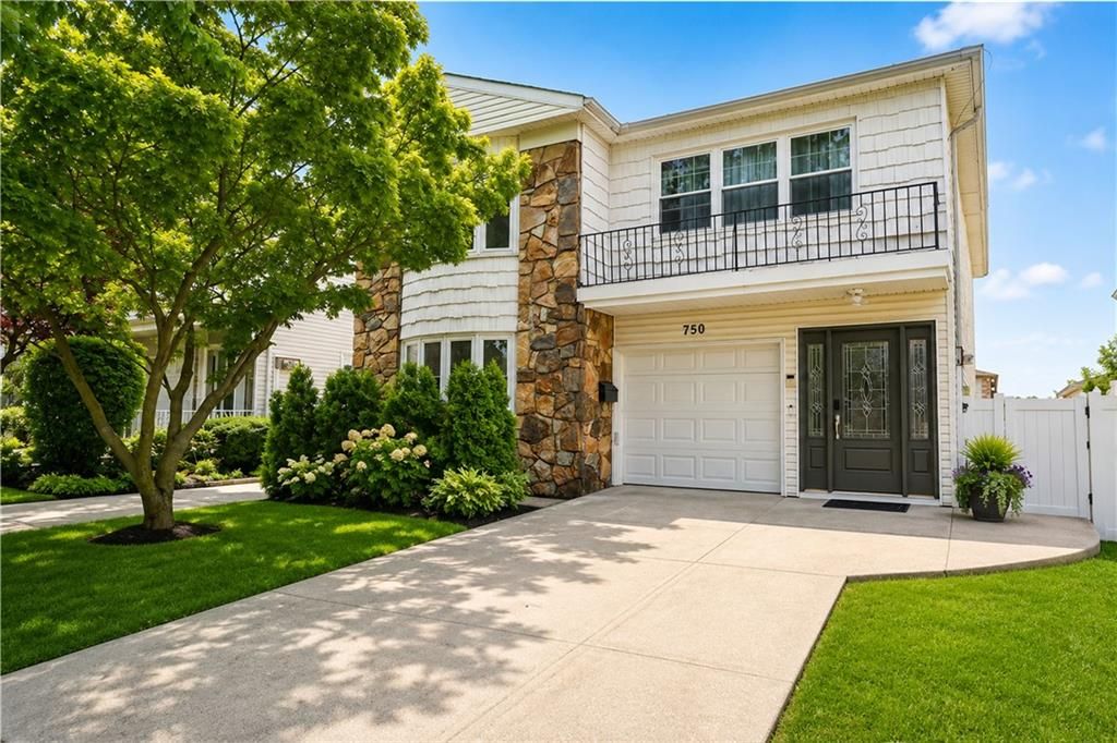 Photo of 750 Klondike Avenue, Staten Island, NY 10314 (MLS # 501573)