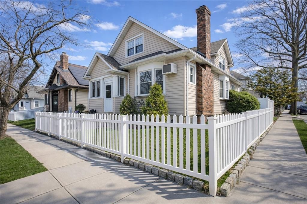 Photo of 225 Bidwell Avenue, Staten Island, NY 10314 (MLS # 500655)