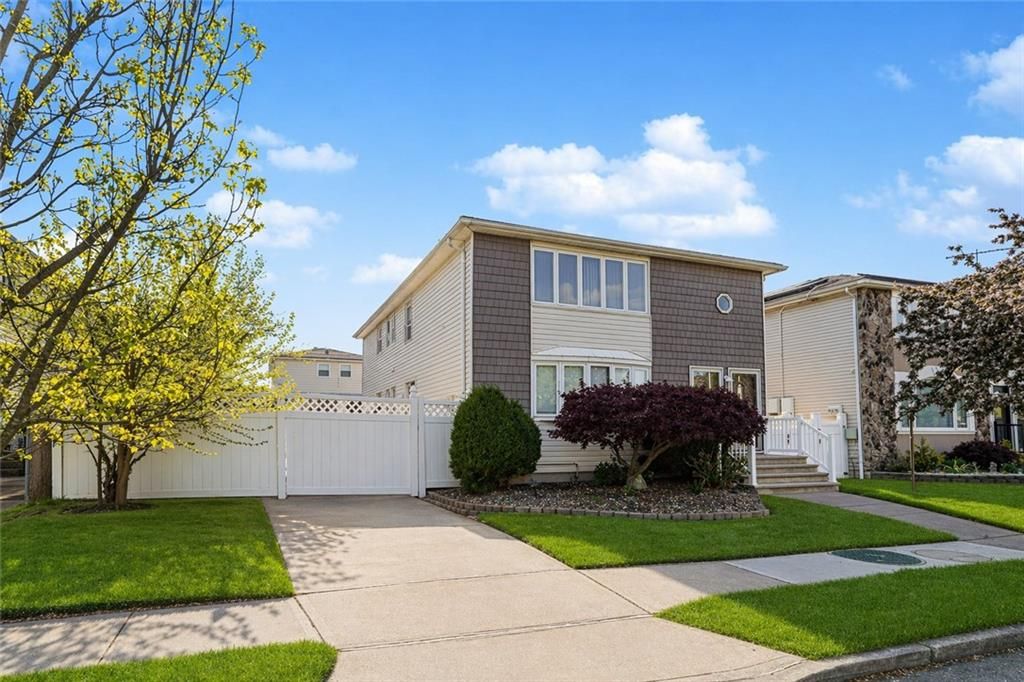 Photo of 390 Getz Avenue, Staten Island, NY 10312 (MLS # 500889)