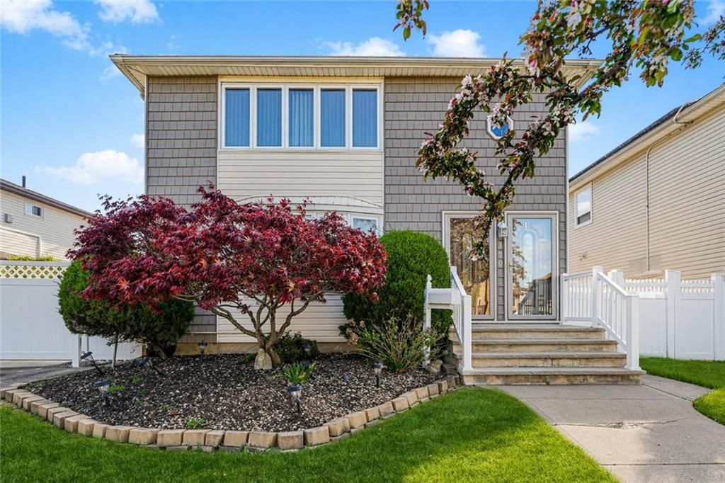 Photo of 390 Getz Avenue, Staten Island, NY 10312 (MLS # 500889)