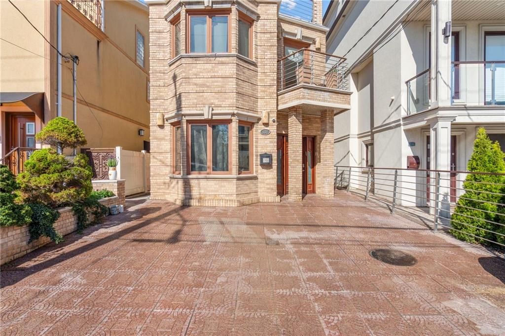 Photo of 118 OXFORD Street, Brooklyn, NY 11235 (MLS # 501072)