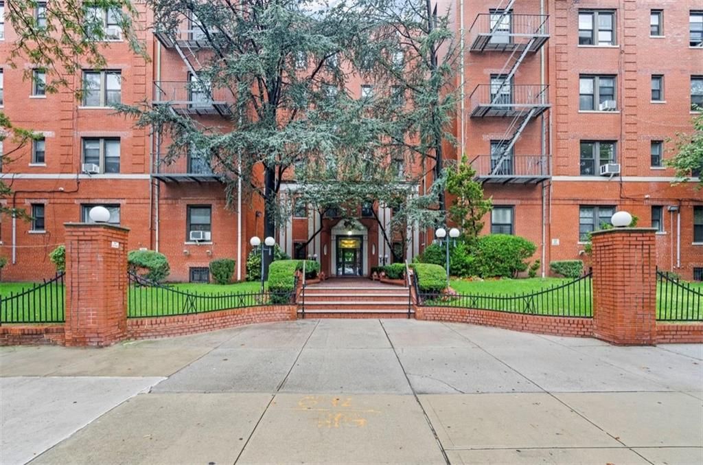 Photo of 300 Ocean Parkway #4S, Brooklyn, NY 11218 (MLS # 495646)