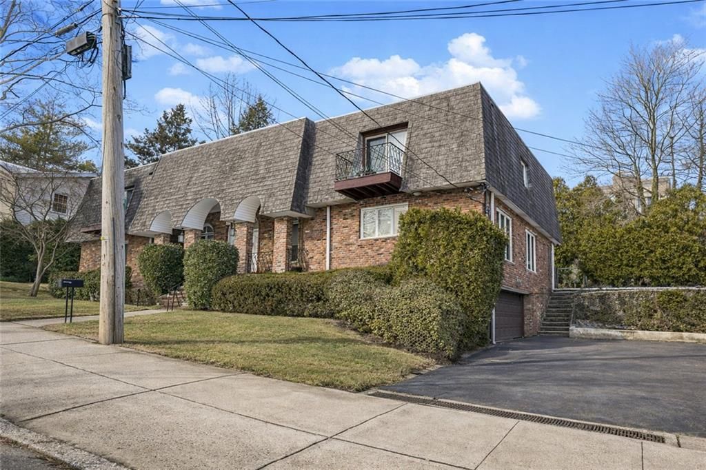 Photo of 15 Herkimer Street, Staten Island, NY 10301 (MLS # 498902)