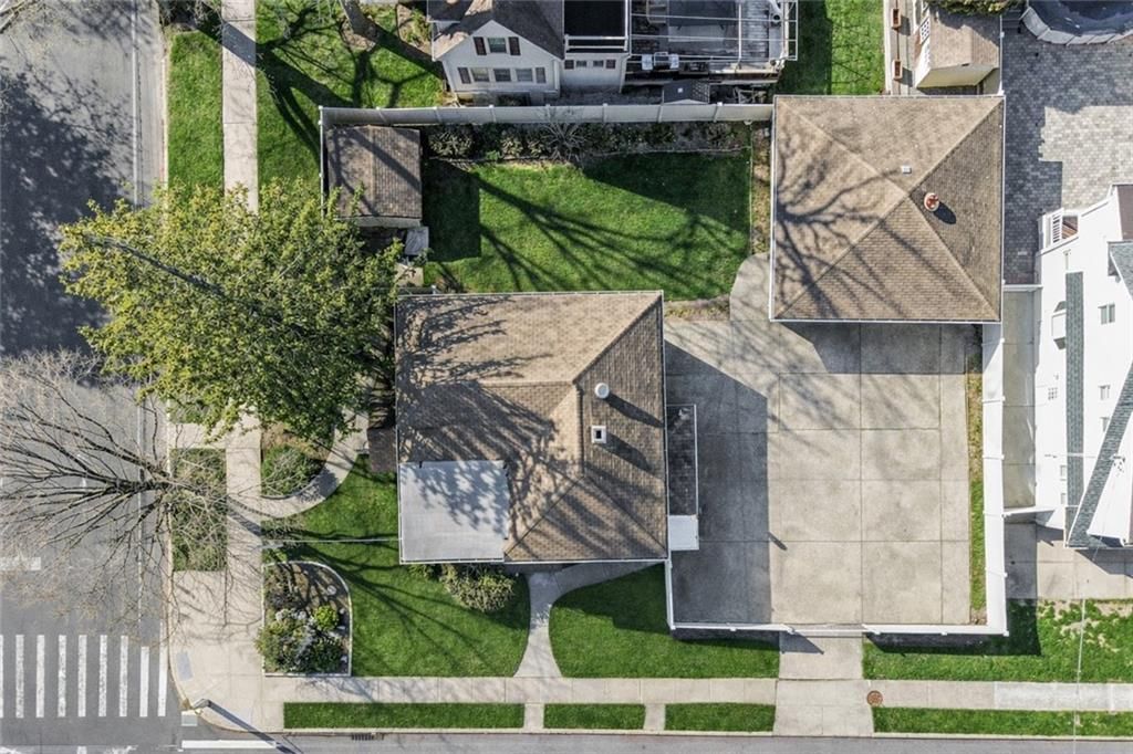 Photo of 247 Guyon Avenue, Staten Island, NY 10306 (MLS # 500498)