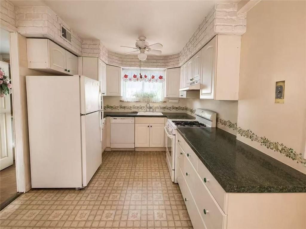 Photo of 196 Rolling Hill Green, Staten Island, NY 10312 (MLS # 502297)