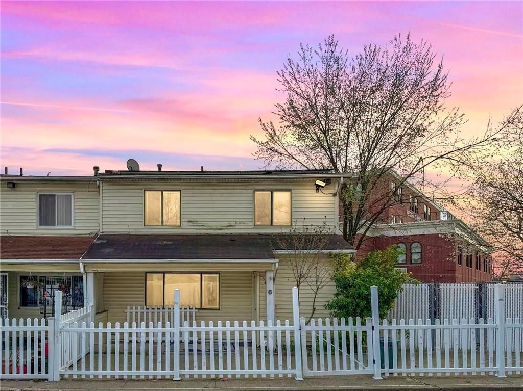 Photo of 6 Greentree Lane, Staten Island, NY 10314 (MLS # 500309)