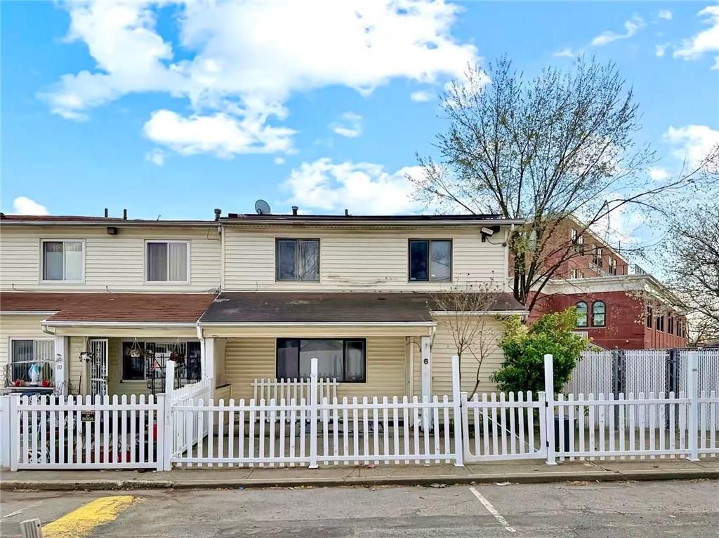 Photo of 6 Greentree Lane, Staten Island, NY 10314 (MLS # 500309)