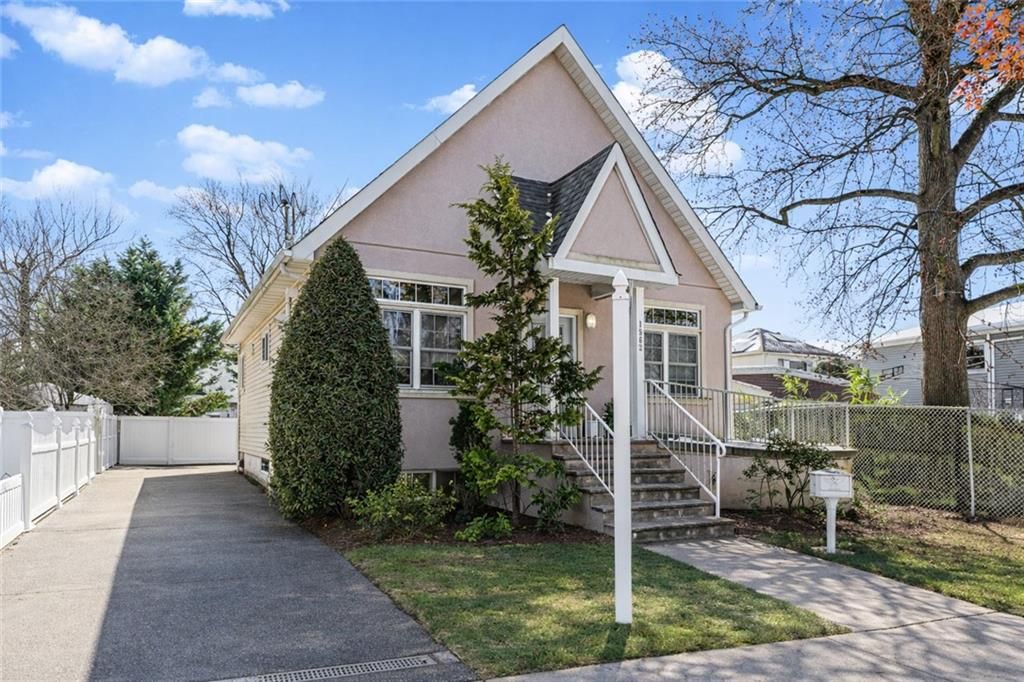 Photo of 1562 Drumgoole Road, Staten Island, NY 10309 (MLS # 499133)