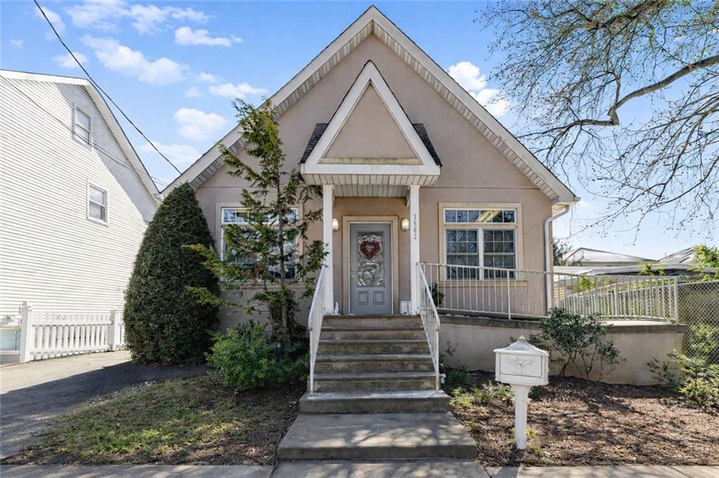 Photo of 1562 Drumgoole Road, Staten Island, NY 10309 (MLS # 499133)