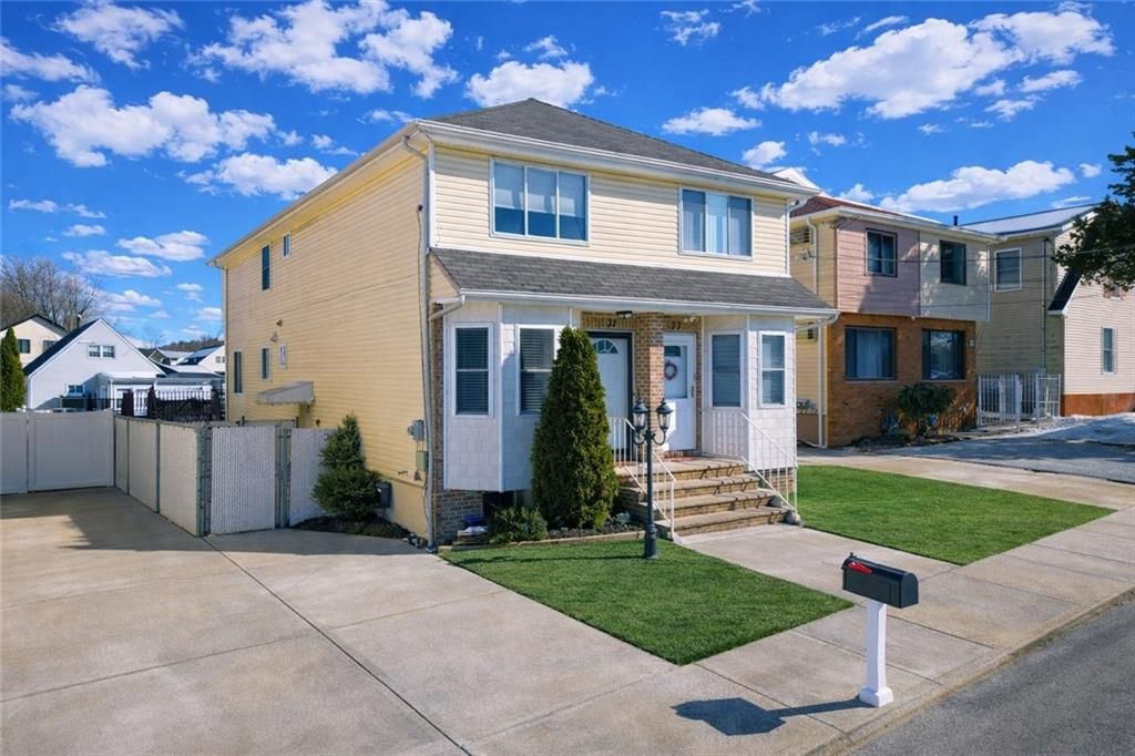 Photo of 31 Livingston Avenue, Staten Island, NY 10314 (MLS # 498925)