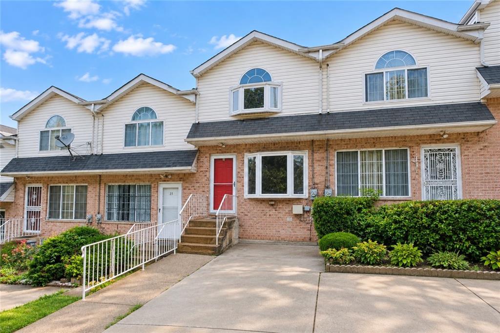Photo of 21 Kansas Avenue, Staten Island, NY 10305 (MLS # 504745)