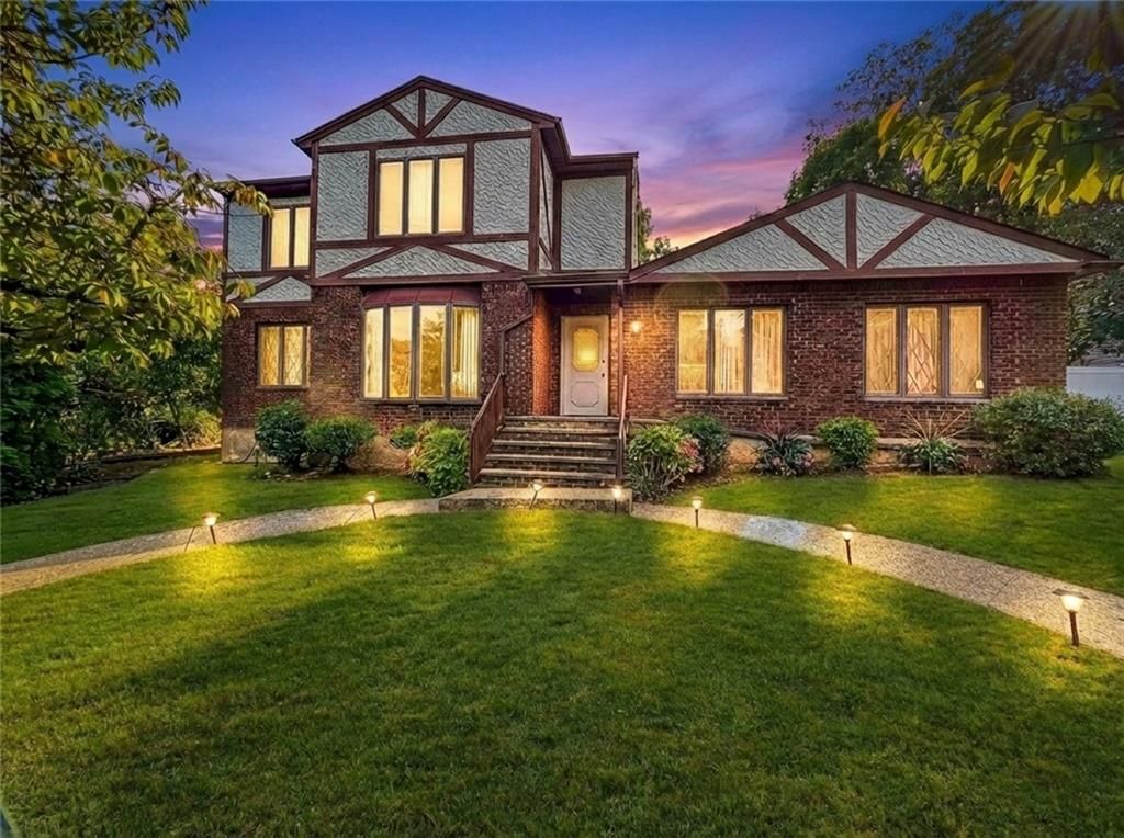 Photo of 282 Boscombe Avenue, Staten Island, NY 10309 (MLS # 498431)