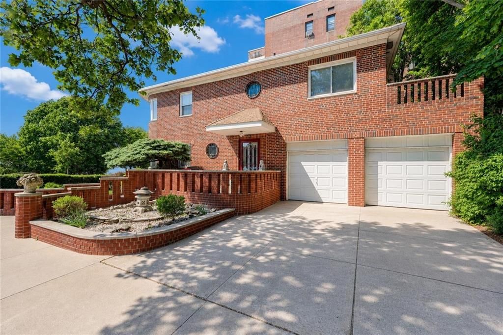 Photo of 1 Bay Ridge Parkway, Brooklyn, NY 11209 (MLS # 501635)