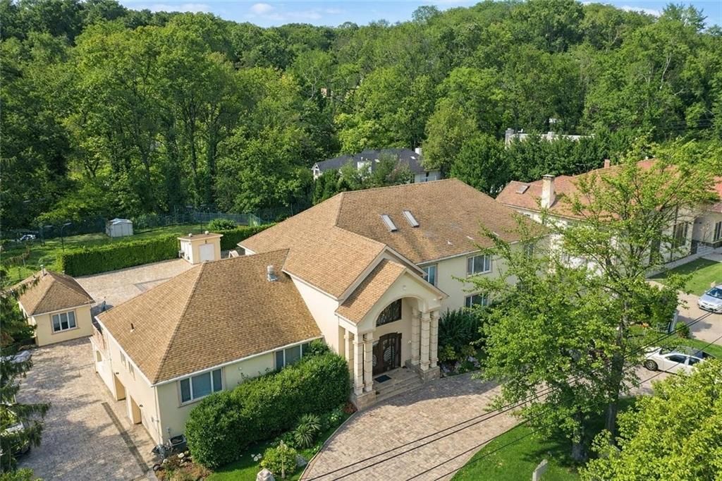 Photo of 724 Todt Hill Road, Staten Island, NY 10304 (MLS # 498569)