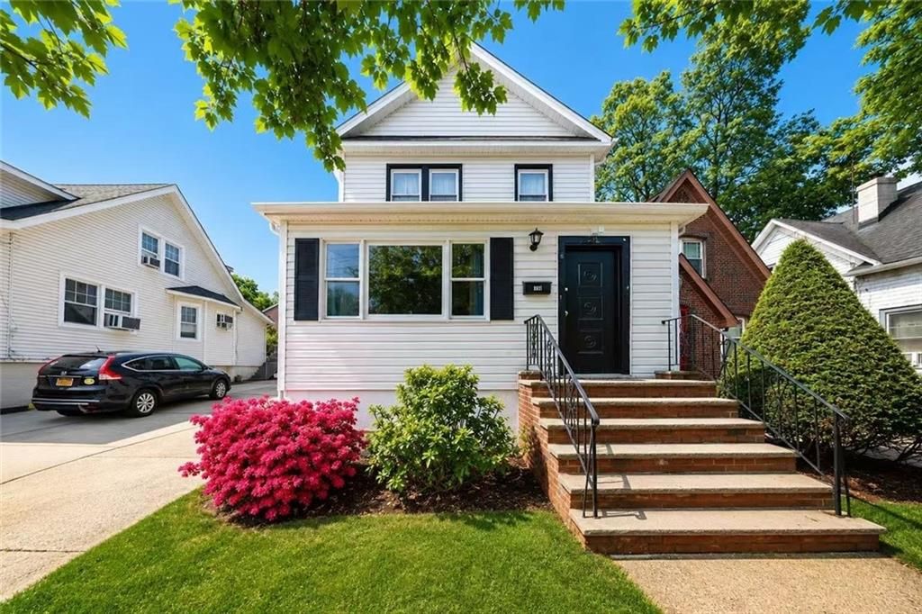 Photo of 190 Hope Avenue, Staten Island, NY 10305 (MLS # 501145)