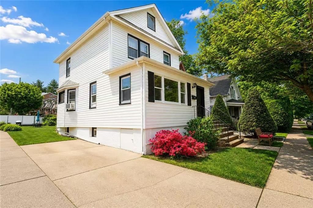 Photo of 190 Hope Avenue, Staten Island, NY 10305 (MLS # 501145)