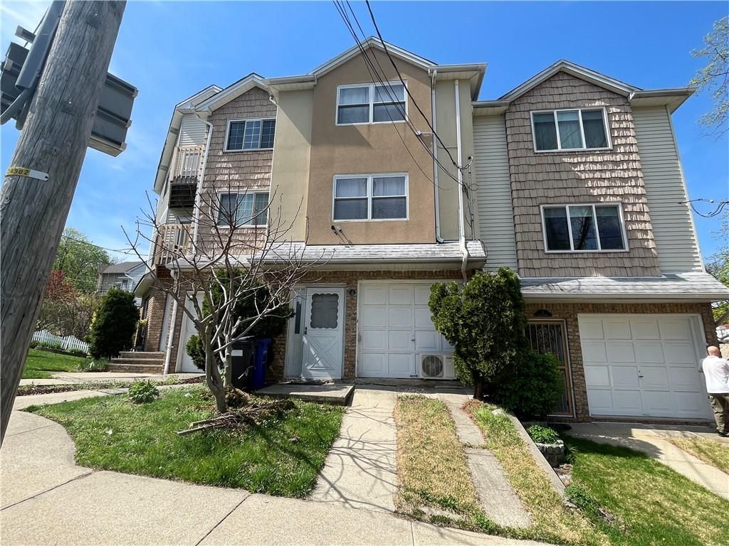 Photo of 4 Cliff Court, Staten Island, NY 10305 (MLS # 500685)