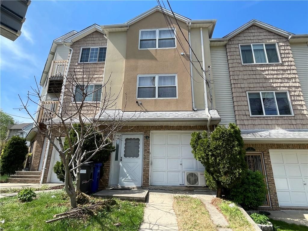Photo of 4 Cliff Court, Staten Island, NY 10305 (MLS # 500685)