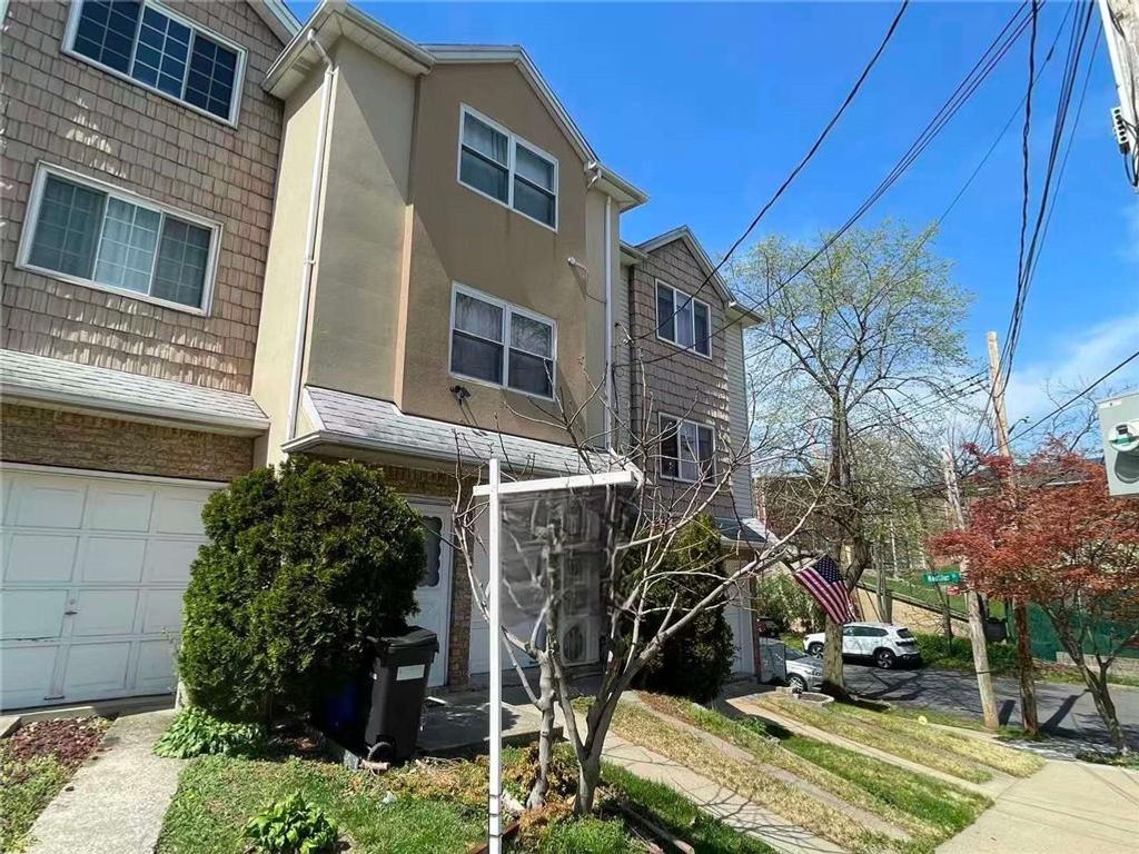 Photo of 4 Cliff Court, Staten Island, NY 10305 (MLS # 500685)