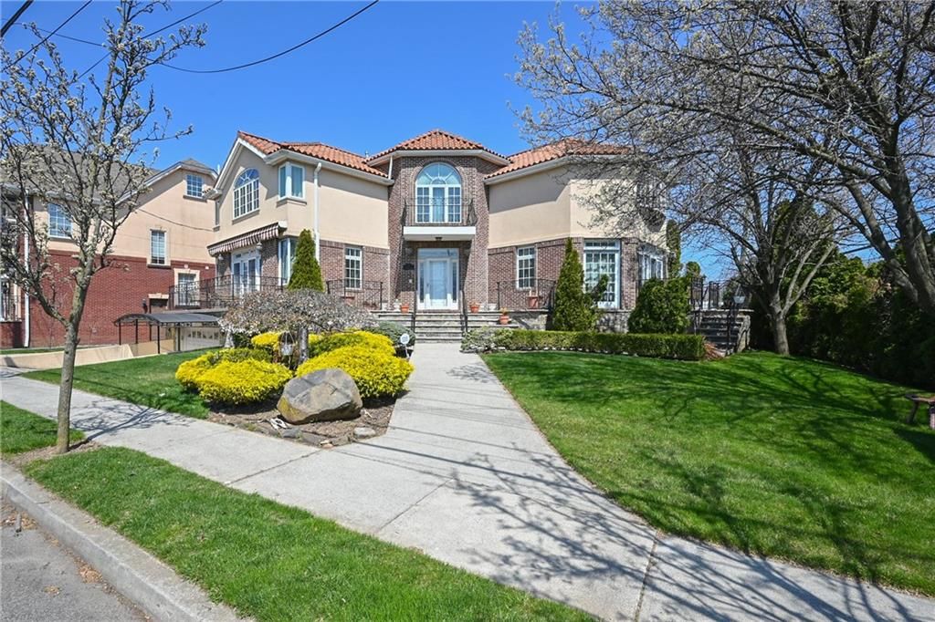 Photo of 11 Bell Point Drive, Brooklyn, NY 11234 (MLS # 500121)