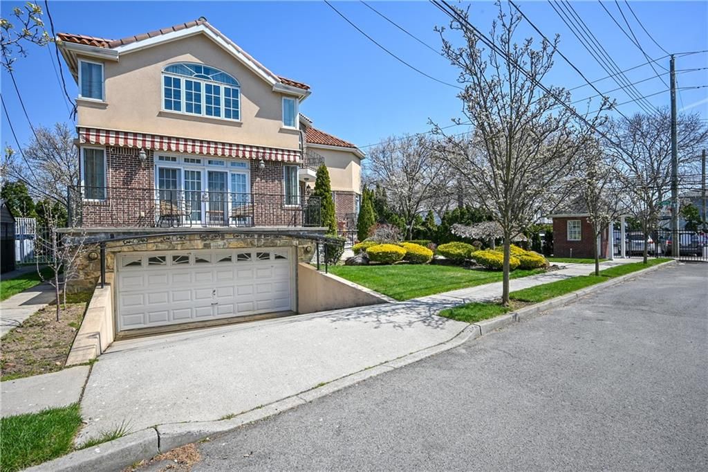 Photo of 11 Bell Point Drive, Brooklyn, NY 11234 (MLS # 500121)