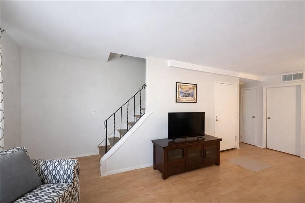 Photo of 21 Richmond Court, Staten Island, NY 10303 (MLS # 499254)