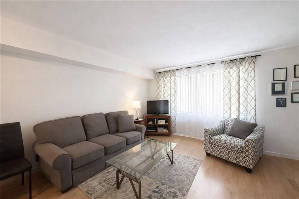 Photo of 21 Richmond Court, Staten Island, NY 10303 (MLS # 499254)