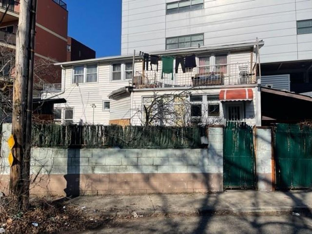 Photo of 38 Brighton 2nd Place, Brooklyn, NY 11235 (MLS # 498376)