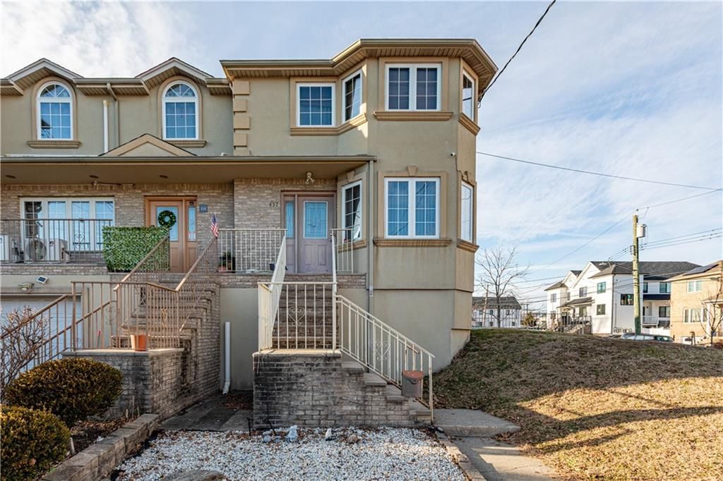 Photo of 437 Laconia Avenue, Staten Island, NY 10305 (MLS # 498486)
