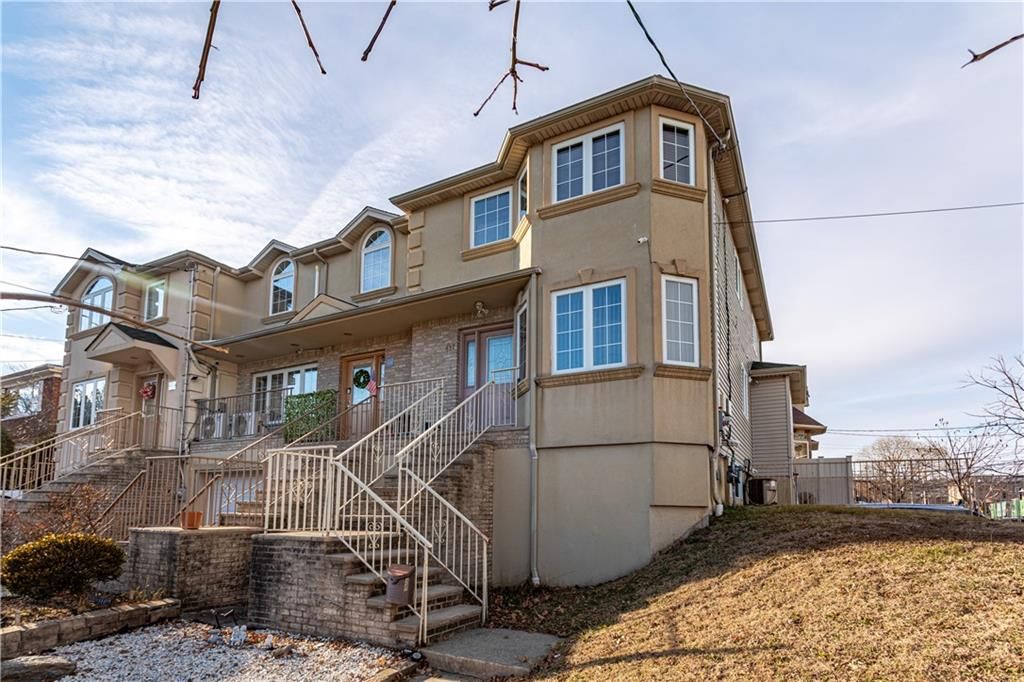 Photo of 437 Laconia Avenue, Staten Island, NY 10305 (MLS # 498486)