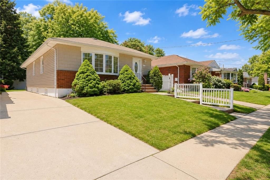 Photo of 76 Peter Avenue, Staten Island, NY 10306 (MLS # 501504)