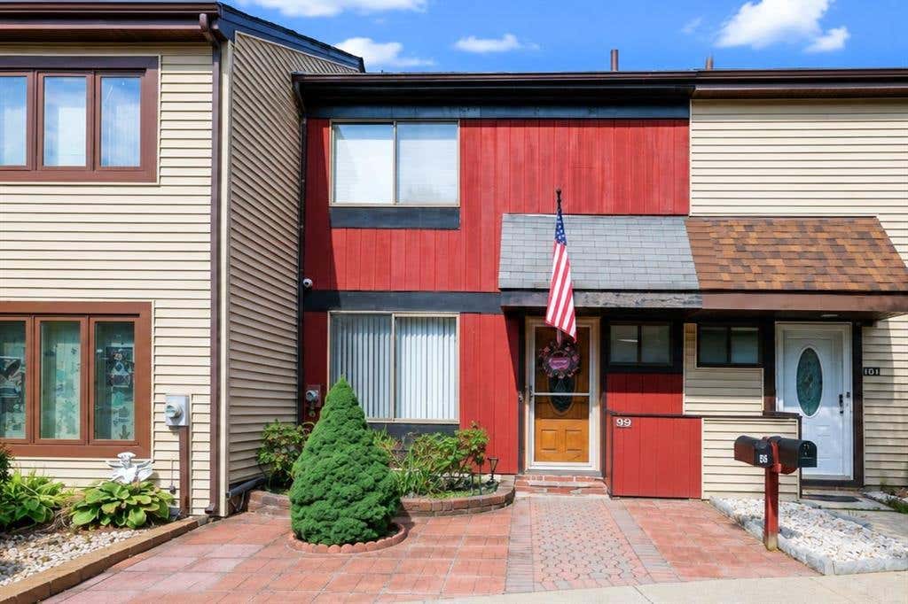 Photo of 99 Arrowood Court, Staten Island, NY 10309 (MLS # 504040)