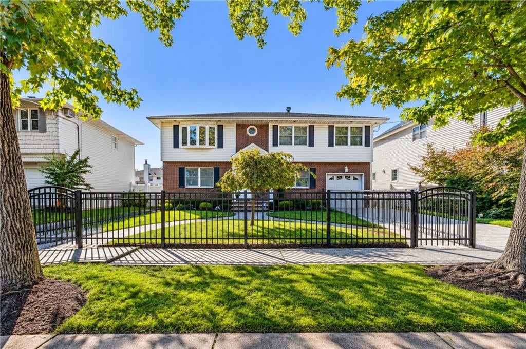 Photo of 316 Main Street, Staten Island, NY 10307 (MLS # 504930)