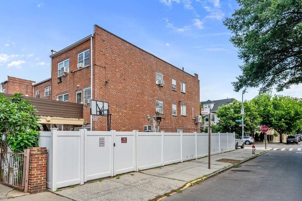 Photo of 46 Rutherford Place, Brooklyn, NY 11214 (MLS # 494212)