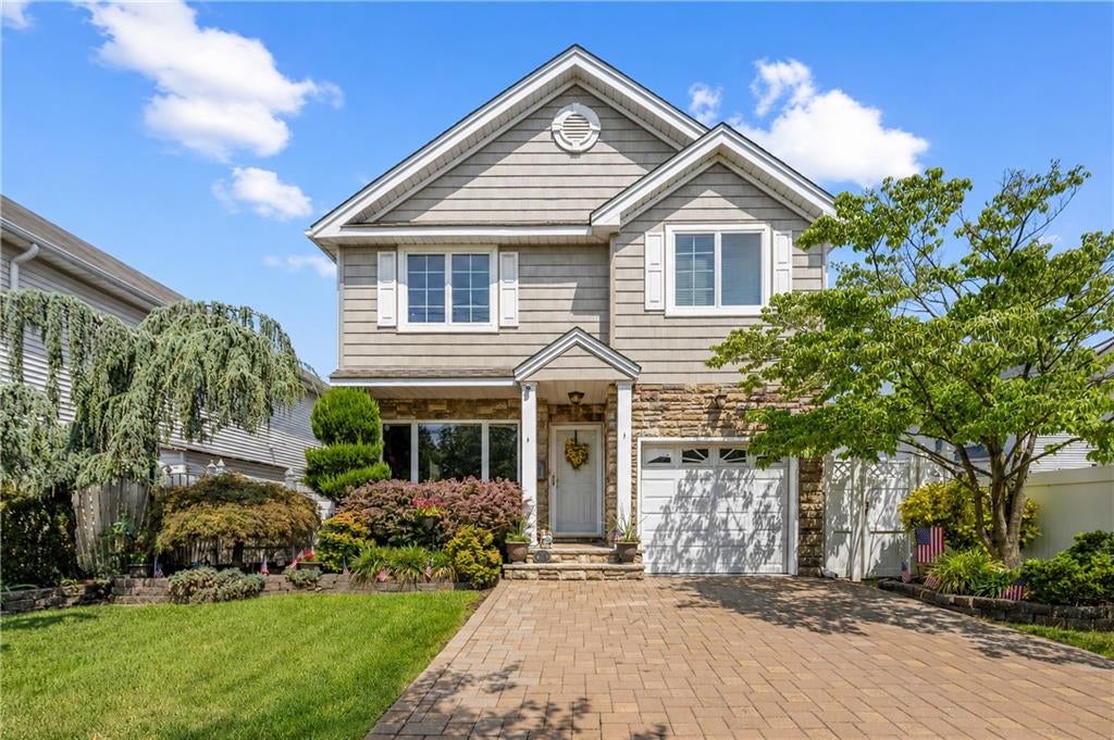 Photo of 4711 Hylan Boulevard, Staten Island, NY 10312 (MLS # 503249)