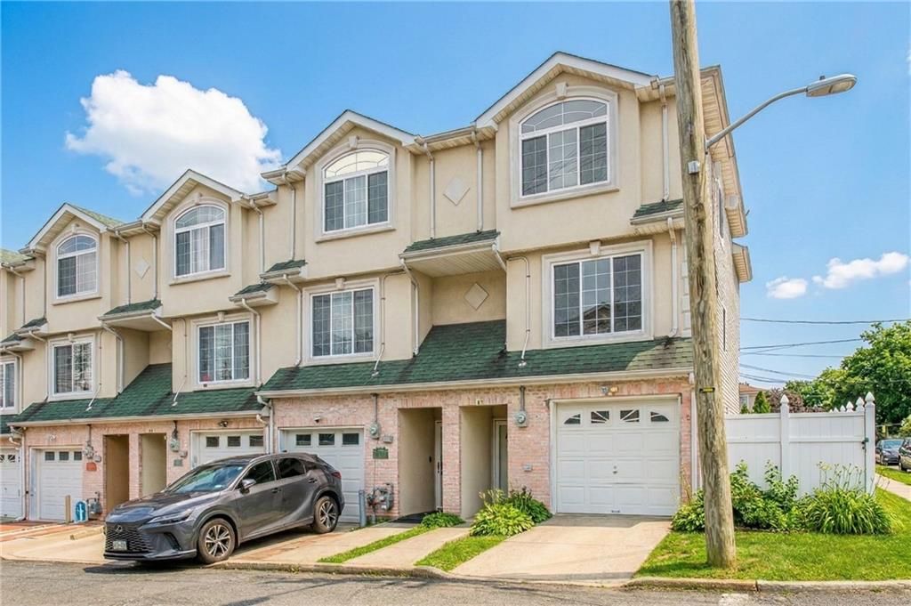 Photo of 61 Merivale Lane, Staten Island, NY 10304 (MLS # 499533)