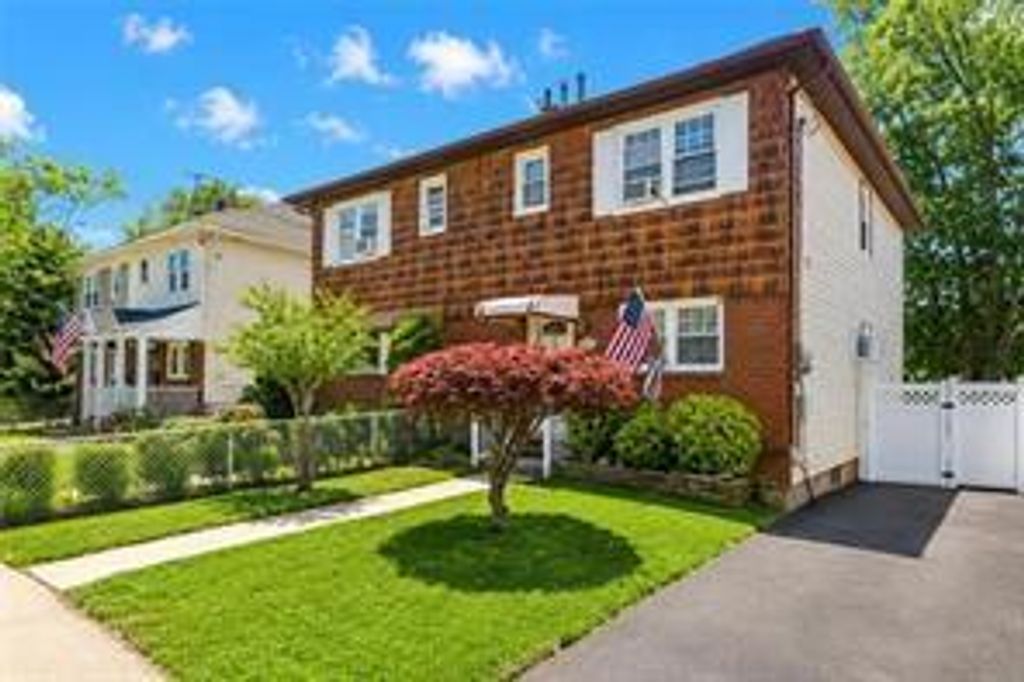 Photo of 176 Tysens Lane, Staten Island, NY 10306 (MLS # 503003)