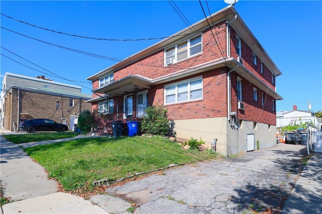 Photo of 25 Mallory Avenue, Staten Island, NY 10305 (MLS # 498329)