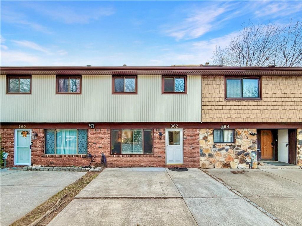 Photo of 362 Rolling Hill Green, Staten Island, NY 10312 (MLS # 500132)