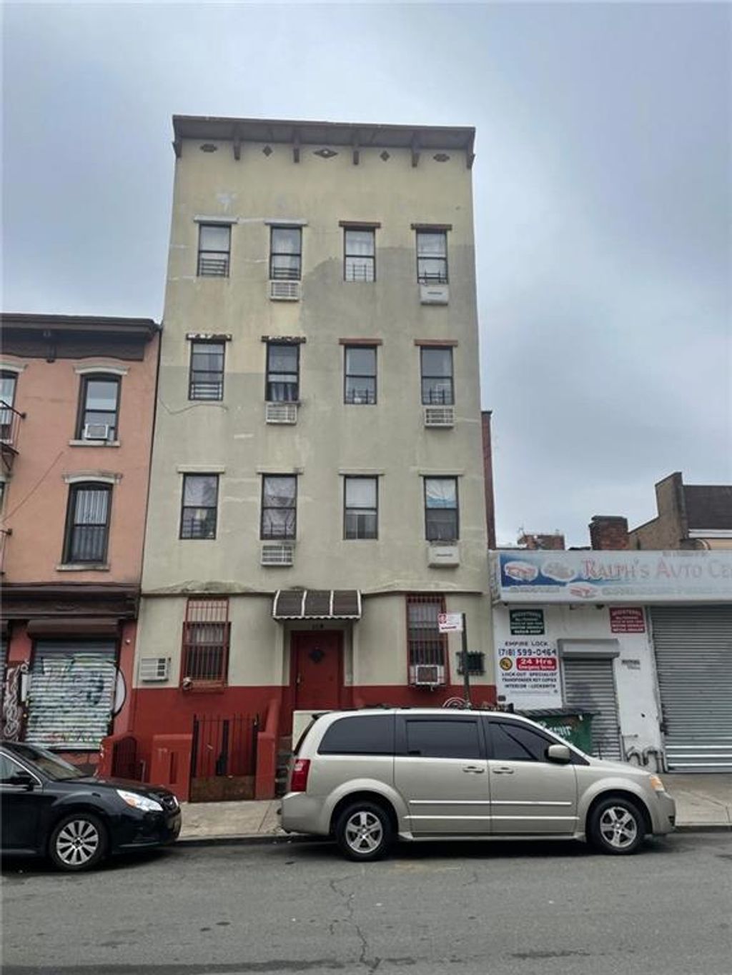 Photo of 118 McKibbin Street, Brooklyn, NY 11206 (MLS # 500890)